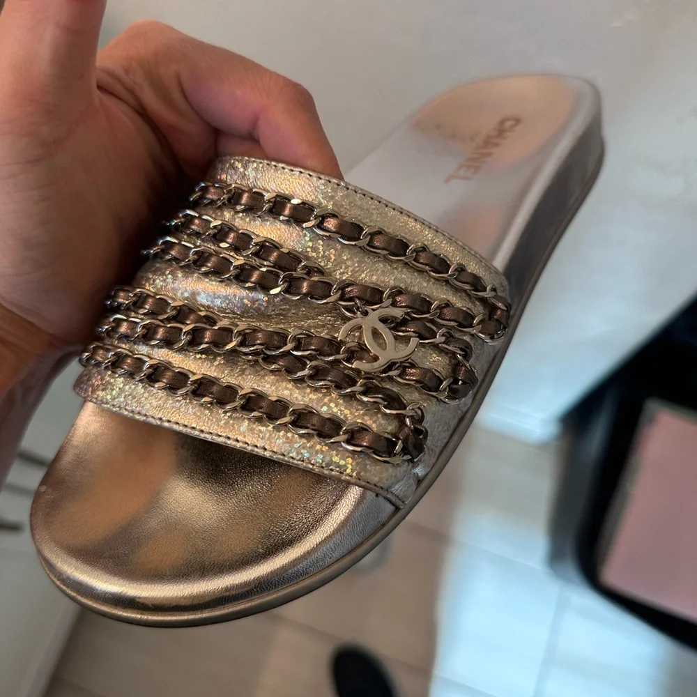 Chanel Chanel Metallic Silver Leather CC Chain Embellished Flat Slides Size 41